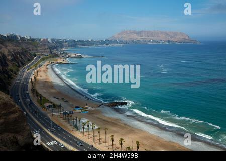 Océan Pacifique, plage, route et falaises, front de Miraflores, Lima, Pérou, Amérique du Sud Banque D'Images