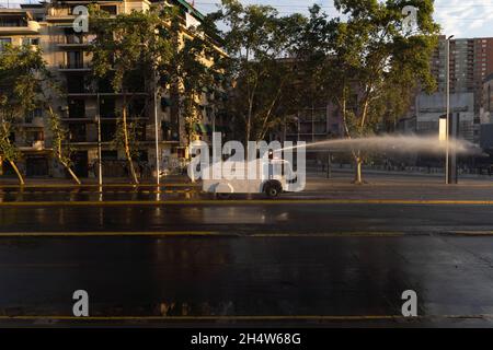 Santiago, Metropolitana, Chili.4 novembre 2021.La police disperse les manifestants avec du canon à eau lors des manifestations contre le gouvernement Sebastian Pinera à Santiago, au Chili.Les protestations ont lieu après la mort d'un mapuche lors d'affrontements dans la région sud de Bio, après que le gouvernement chilien a déclaré l'état d'urgence pour réduire la violence dans cette région du sud du Chili.(Credit image: © Matias Basualdo/ZUMA Press Wire) Banque D'Images