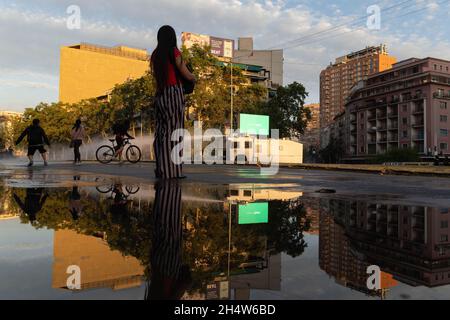 Santiago, Metropolitana, Chili.4 novembre 2021.La police utilise le canon à eau pour disperser les manifestants lors des manifestations contre le gouvernement Sebastian Pinera à Santiago, au Chili.Les protestations ont lieu après la mort d'un mapuche lors d'affrontements dans la région sud de Bio, après que le gouvernement chilien a déclaré l'état d'urgence pour réduire la violence dans cette région du sud du Chili.(Credit image: © Matias Basualdo/ZUMA Press Wire) Banque D'Images