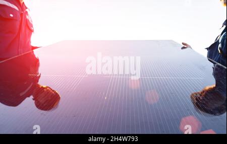 Le technicien lève la cellule solaire pour remplacer celle endommagée, énergie alternative pour économiser l'énergie du monde, idée de module photovoltaïque pour propre Banque D'Images