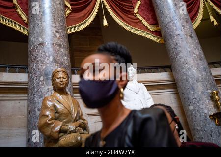 Shontel Brown (démocrate de l'Ohio), représentant des États-Unis, se dresse sous la statue de l'icône des droits civils Rosa Parks, après avoir prêté serment en tant que membre du Congressional Black Caucus dans la salle de statuaire du Capitole des États-Unis à Washington, DC, le jeudi 4 novembre 2021.Crédit : Rod Lamkey/CNP/MediaPunch Banque D'Images