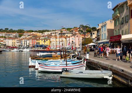 Zone côtière de la ville française de Cassis donnant sur le port Banque D'Images