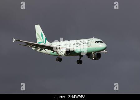 5B-DCW, l'un des deux Airbus A319-114s exploités par la Cyprus Airways récemment réformée, sur l'approche finale de l'aéroport international de Prestwick à Ayrshire, en Écosse.L'avion était en Écosse pour amener les délégués chypriotes au sommet de la COP26 qui s'est tenu à Glasgow, à proximité. Banque D'Images