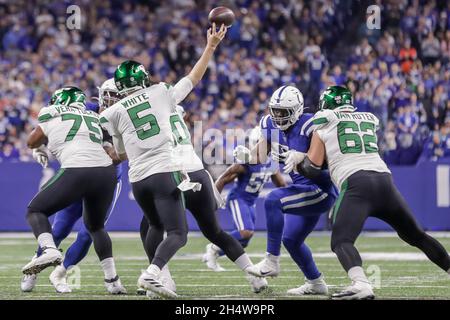 Indianapolis, Indiana, États-Unis.4 novembre 2021.Le quarterback des New York Jets Mike White (5) passe tôt dans le match entre les New York Jets et les Indianapolis Colts au Lucas Oil Stadium, Indianapolis, Indiana.(Image de crédit : © Scott Stuart/ZUMA Press Wire) Banque D'Images