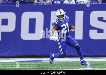 Indianapolis, Indiana, États-Unis.4 novembre 2021.Indianapolis Colts en course de retour Nyheim Hines (21) porte le ballon pendant le match entre les New York Jets et les Indianapolis Colts au Lucas Oil Stadium, Indianapolis, Indiana.(Image de crédit : © Scott Stuart/ZUMA Press Wire) Banque D'Images