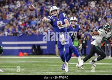 Indianapolis, Indiana, États-Unis.4 novembre 2021.Le quarterback des Indianapolis Colts Carson Wentz (2) passe la balle pendant le match entre les New York Jets et les Indianapolis Colts au Lucas Oil Stadium, Indianapolis, Indiana.(Image de crédit : © Scott Stuart/ZUMA Press Wire) Banque D'Images