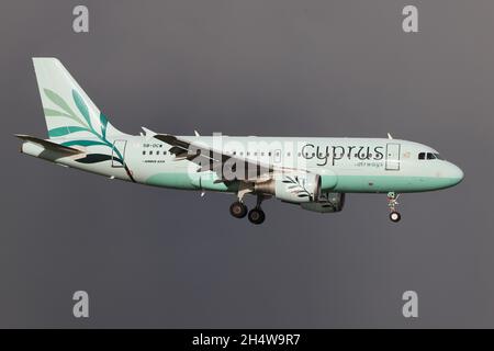 5B-DCW, l'un des deux Airbus A319-114s exploités par la Cyprus Airways récemment réformée, sur l'approche finale de l'aéroport international de Prestwick à Ayrshire, en Écosse.L'avion était en Écosse pour amener les délégués chypriotes au sommet de la COP26 qui s'est tenu à Glasgow, à proximité. Banque D'Images