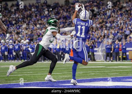 Indianapolis, Indiana, États-Unis.4 novembre 2021.Michael Pittman, grand receveur des Indianapolis Colts (11), capture un passe de touchdown pendant le match entre les New York Jets et les Indianapolis Colts au Lucas Oil Stadium, Indianapolis, Indiana.(Image de crédit : © Scott Stuart/ZUMA Press Wire) Banque D'Images