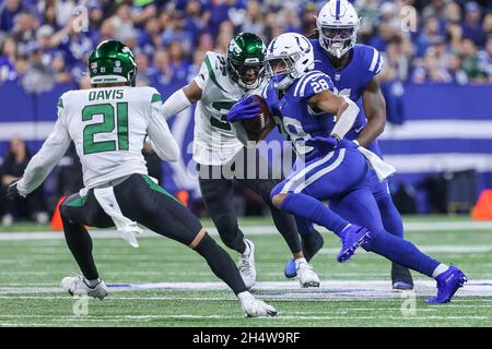 Indianapolis, Indiana, États-Unis.4 novembre 2021.Indianapolis Colts en course de retour Jonathan Taylor (28) court avec le ballon pendant le match entre les New York Jets et les Indianapolis Colts au Lucas Oil Stadium, Indianapolis, Indiana.(Image de crédit : © Scott Stuart/ZUMA Press Wire) Banque D'Images