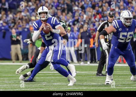 Indianapolis, Indiana, États-Unis.4 novembre 2021.Le quarterback des Indianapolis Colts Carson Wentz (2) se lance pour passer dans le match entre les New York Jets et les Indianapolis Colts au stade Lucas Oil, Indianapolis, Indiana.(Image de crédit : © Scott Stuart/ZUMA Press Wire) Banque D'Images