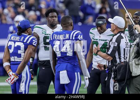 Indianapolis, Indiana, États-Unis.4 novembre 2021.Les capitaines d'équipe regardent le jeu de pièces avant le match entre les New York Jets et les Indianapolis Colts au Lucas Oil Stadium, Indianapolis, Indiana.(Image de crédit : © Scott Stuart/ZUMA Press Wire) Banque D'Images