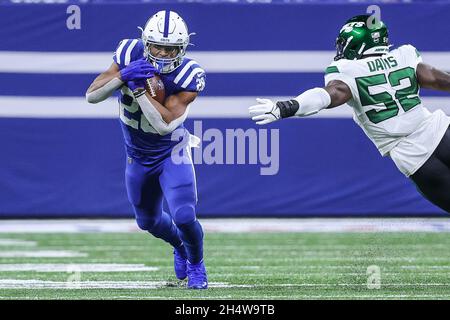 Indianapolis, Indiana, États-Unis.4 novembre 2021.Indianapolis Colts en course de retour Jonathan Taylor (28) porte le ballon pendant le match entre les New York Jets et les Indianapolis Colts au Lucas Oil Stadium, Indianapolis, Indiana.(Image de crédit : © Scott Stuart/ZUMA Press Wire) Banque D'Images