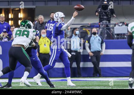 Indianapolis, Indiana, États-Unis.4 novembre 2021.Le quarterback des Indianapolis Colts Carson Wentz (2) passe de la poche pendant le match entre les New York Jets et les Indianapolis Colts au Lucas Oil Stadium, Indianapolis, Indiana.(Image de crédit : © Scott Stuart/ZUMA Press Wire) Banque D'Images