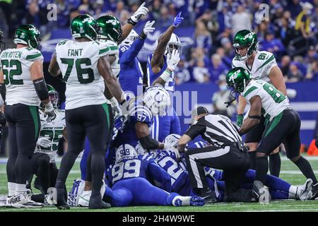 Indianapolis, Indiana, États-Unis.4 novembre 2021.La défense des Indianapolis Colts réagit après avoir récupéré une fumée pendant le match entre les New York Jets et les Indianapolis Colts au Lucas Oil Stadium, Indianapolis, Indiana.(Image de crédit : © Scott Stuart/ZUMA Press Wire) Banque D'Images