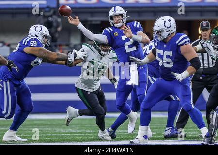 Indianapolis, Indiana, États-Unis.4 novembre 2021.Le quarterback des Indianapolis Colts Carson Wentz (2) lance un passe-bras pendant le match entre les New York Jets et les Indianapolis Colts au Lucas Oil Stadium, Indianapolis, Indiana.(Image de crédit : © Scott Stuart/ZUMA Press Wire) Banque D'Images