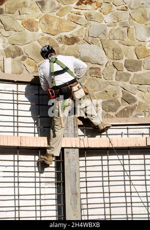 Ouvrier de construction préparant un mur de soutènement de pieu de soldat pour le shotcrete Banque D'Images