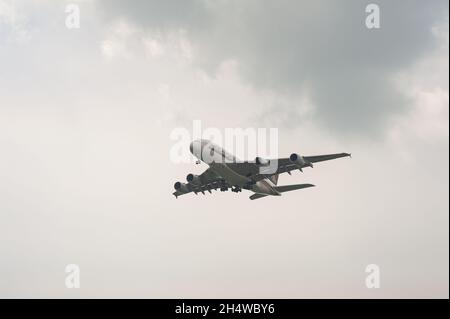 04.11.2021, Singapour, République de Singapour, Asie - Un Airbus A380-800 de Singapore Airlines (SIA) s'approche de l'aéroport de Changi pour atterrir. Banque D'Images