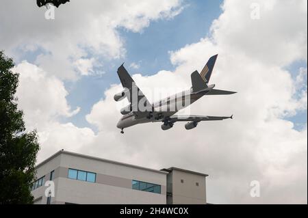 04.11.2021, Singapour, République de Singapour, Asie - Un Airbus A380-800 de Singapore Airlines (SIA) s'approche de l'aéroport de Changi pour atterrir. Banque D'Images