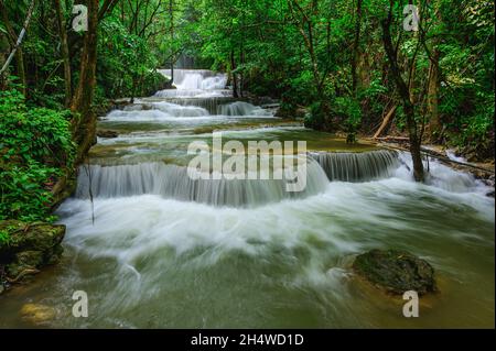 Chutes d'eau Huay Mae Khamin dans une forêt profonde au parc national de Srinakarin, Kanchanaburi, Thaïlande Banque D'Images