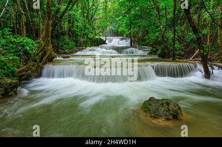 Chutes d'eau Huay Mae Khamin dans une forêt profonde au parc national de Srinakarin, Kanchanaburi, Thaïlande Banque D'Images