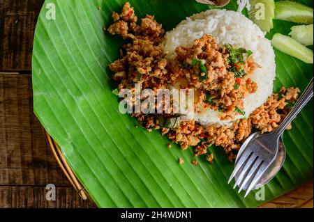 Cuisine thaï de rue, riz frit épicé et porc « Kao Pad Kapao » Banque D'Images