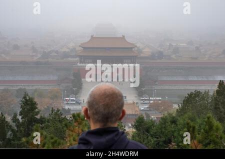 Pékin, Chine.05ème novembre 2021.Les gens regardent la Cité interdite pendant une journée polluée à Beijing, Chine le 05/11/2021 la Chine, le plus grand émetteur mondial de dioxyde de carbone, a promis de devenir neutre en carbone avant 2060 par Wiktor Dabkowski crédit: dpa/Alay Live News Banque D'Images