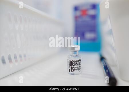 Bran, Roumanie - 8 mai 2021: Détails avec une dose du vaccin Pfizer BioNTech Comirnaty anti Covid 19 dans un centre de vaccination de drive-in. Banque D'Images