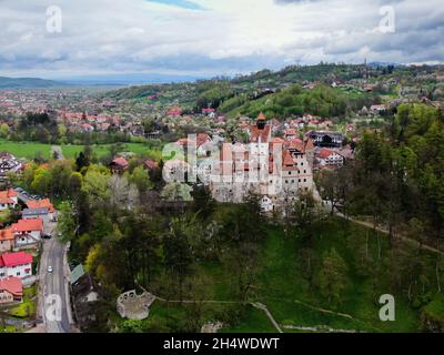 Bran, Roumanie - 8 mai 2021 : le château de Bran, connu aussi sous le nom de château de Dracula en Transylvanie, Roumanie. Banque D'Images