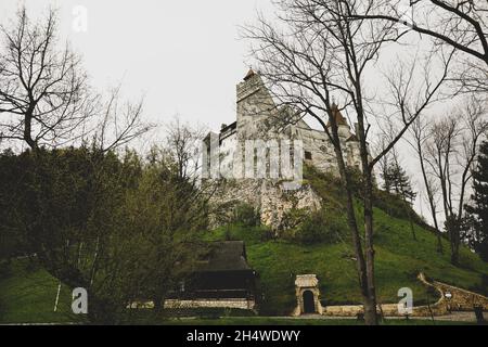 Bran, Roumanie - 8 mai 2021 : le château de Bran, connu aussi sous le nom de château de Dracula en Transylvanie, Roumanie. Banque D'Images