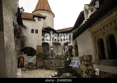 Bran, Roumanie - 8 mai 2021 : le château de Bran, connu aussi sous le nom de château de Dracula en Transylvanie, Roumanie. Banque D'Images