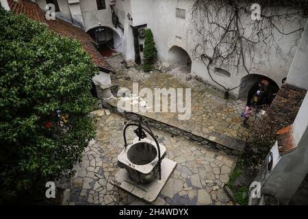 Bran, Roumanie - 8 mai 2021 : le château de Bran, connu aussi sous le nom de château de Dracula en Transylvanie, Roumanie. Banque D'Images