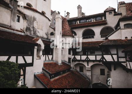Bran, Roumanie - 8 mai 2021 : le château de Bran, connu aussi sous le nom de château de Dracula en Transylvanie, Roumanie. Banque D'Images