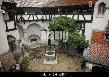 Bran, Roumanie - 8 mai 2021 : le château de Bran, connu aussi sous le nom de château de Dracula en Transylvanie, Roumanie. Banque D'Images