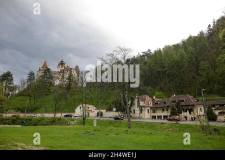 Bran, Roumanie - 8 mai 2021 : le château de Bran, connu aussi sous le nom de château de Dracula en Transylvanie, Roumanie. Banque D'Images