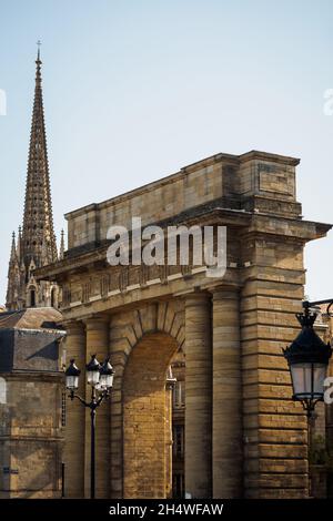 La porte de Bourgogne et la flèche Saint-Michel à Bordeaux, France Banque D'Images