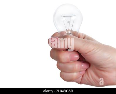 Main de femme tenant une ampoule isolée sur fond blanc.Maquette du concept d'énergie verte et d'innovation Banque D'Images