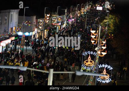 Les gens sur le Golden Mile à Leicester au début de Diwali, un festival de cinq jours de lumières et l'un des plus grands festivals célébrés par les Hindous, les Jains et les Sikhs.Date de la photo: Jeudi 4 novembre 2021. Banque D'Images