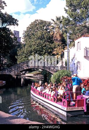 Bateau de tourisme le long de la rivière San Antonio, Riverwalk, San Antonio, Texas, USA. Banque D'Images