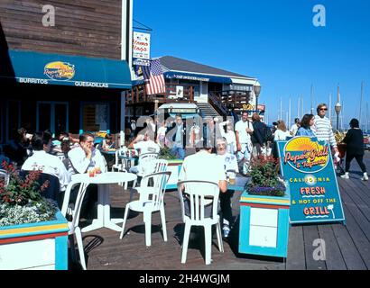 Les touristes se détendent dans un café sur Pier 39, Fishermans Wharf, San Francisco, USA. Banque D'Images