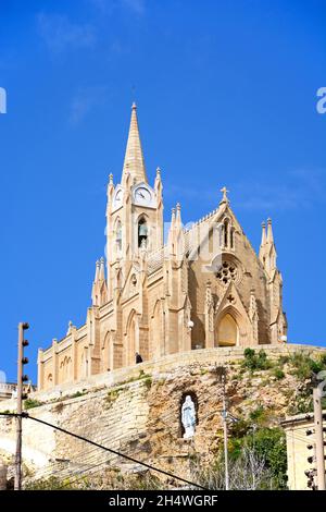 Vue sur l'église notre-Dame de Lourdes à flanc de colline, Mgarr, Gozo, Malte, Europe. Banque D'Images