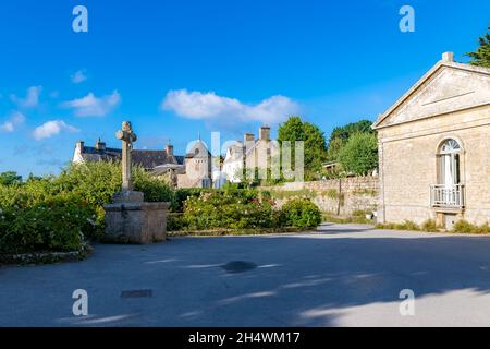 Bretagne, Ile aux Moines dans le golfe du Morbihan, maison typique du village, place de l’eglise Banque D'Images