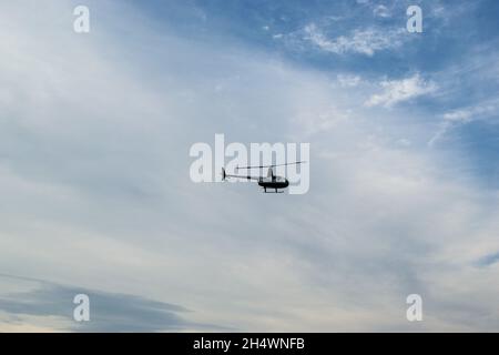 POZNAN, POLOGNE - 06 mai 2018 : un coup de feu d'un hélicoptère volant dans le ciel bleu de Poznan, Pologne Banque D'Images