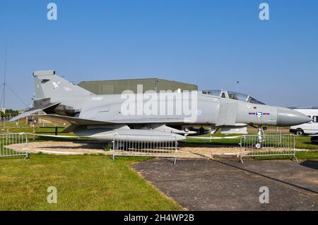 Royal Air Force McDonnell Douglas Phantom FGR.2 XV497 restauré et peint dans le schéma du 23 Escadron de l'ère Falklands comme garde-porte à la RAF Waddington Banque D'Images