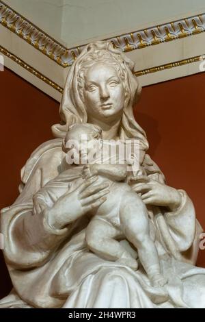 Moscou, Russie.2 mars 2019.Statue de Madonna et d'enfant exposée au Musée des beaux-arts de l'État de Pouchkine (image de crédit : © Mihail Siergiejewicz/SOPA Images via ZUMA Press Wire) Banque D'Images