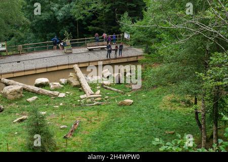 LLEIDA, ESPAGNE - 28 JUILLET 2021 : vue sur l'enclos d'ours bruns dans le parc animalier D'ARAN PARK Banque D'Images