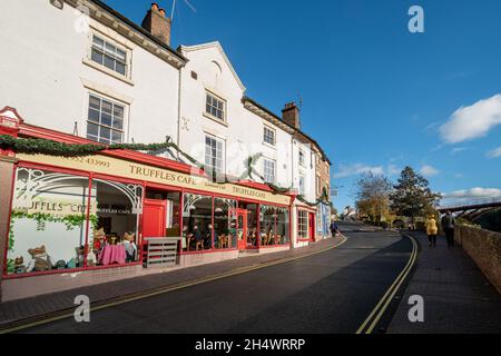 Magasins, cafés et entreprises le long du quai à Ironbridge, un village de Shropshire populaire auprès des touristes, en Angleterre, y compris le Truffles Cafe Banque D'Images