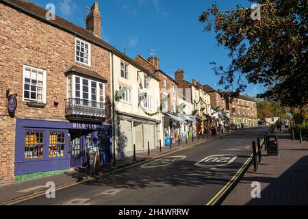 Magasins, cafés et entreprises le long de la Wharfage à Ironbridge, un village de Shropshire populaire auprès des touristes, Angleterre, Royaume-Uni Banque D'Images