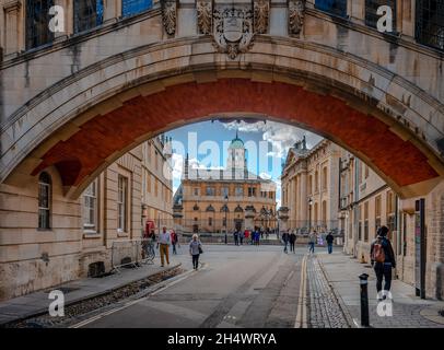 Bibliothèque Bodleian, théâtre Sheldonian et Clarendon Building vus à travers l'arche du pont Hertford qui traverse la New College Lane. Banque D'Images