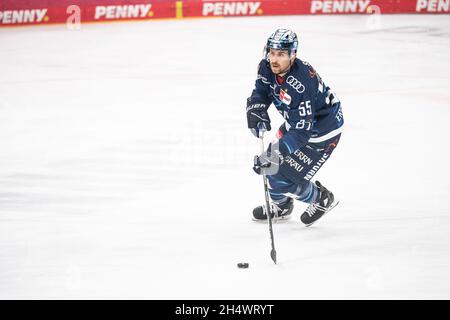 Ingolstadt, Allemagne.02 novembre 2021.Hockey sur glace: DEL, ERC Ingolstadt - Augsburger Panther, Hauptrunde, Matchday 19, Saturn Arena.David Warsofsky d'Ingolstadt joue le palet.Credit: Matthias balk/dpa/Alay Live News Banque D'Images