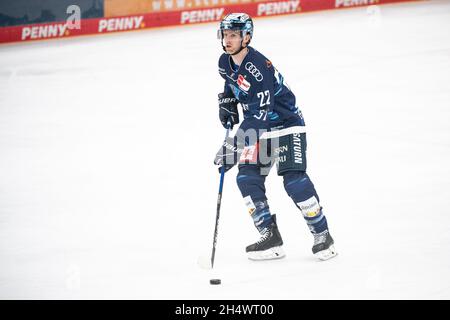 Ingolstadt, Allemagne.02 novembre 2021.Hockey sur glace: DEL, ERC Ingolstadt - Augsburger Panther, Hauptrunde, Matchday 19, Saturn Arena.Mathew Bodie d'Ingolstadt joue le palet.Credit: Matthias balk/dpa/Alay Live News Banque D'Images